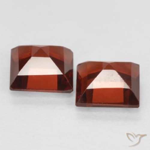 Shop natural 0.90ct Rouge Sangria Grenat pyrope gems, Carré, from Mozambique at GemSelect. In stock, global shipping!