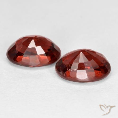 Shop natural 2.33ct Rouge groseille Grenat pyrope gems, ovale, from Mozambique at GemSelect. In stock, global shipping!