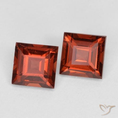 Shop natural 0.87ct Rouge moyen Grenat pyrope gems, Carré, from Mozambique at GemSelect. In stock, global shipping!