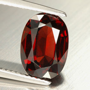 Grenat pyrope Rouge naturelle Coupe ovale, 3.21 ct, VVS