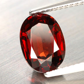Grenat pyrope Rouge naturelle Coupe ovale, 3.21 ct, VVS