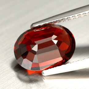 Grenat pyrope Rouge naturelle Coupe ovale, 3.21 ct, VVS