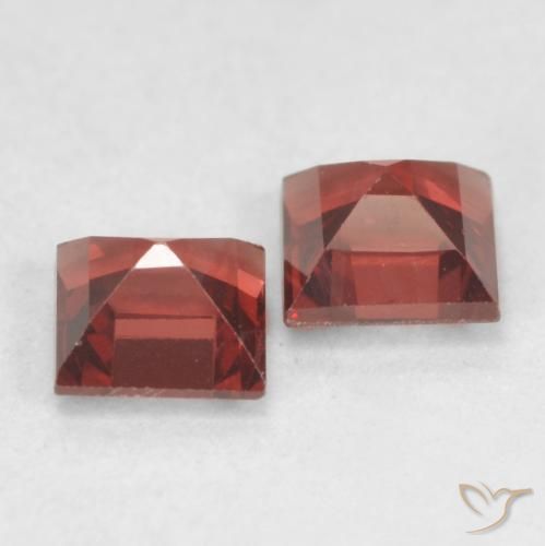 Shop natural 0.94ct Rouge moyen Grenat pyrope gems, Carré, from Madagascar at GemSelect. In stock, global shipping!