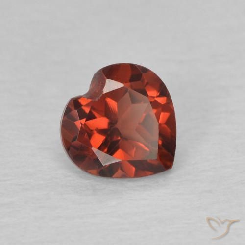 Grenat pyrope Rouge vif naturelle Cœur, 0.64 ct, VVS-VS