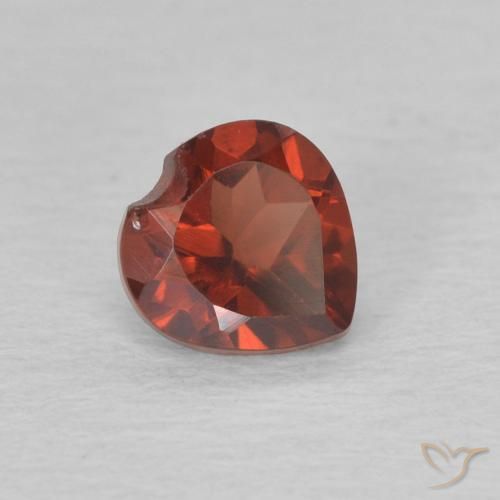 Grenat pyrope Rouge vif naturelle Cœur, 0.65 ct, VVS-VS