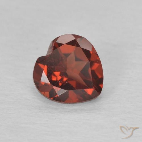 Grenat pyrope Rouge groseille naturelle Cœur, 0.69 ct, VVS-VS