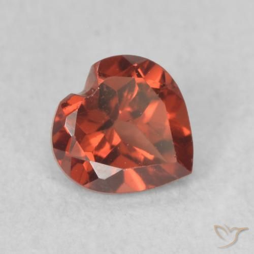 Grenat pyrope Rouge foncé naturelle Cœur, 0.59 ct, VVS