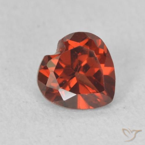 Grenat pyrope Rouge foncé naturelle Cœur, 0.62 ct, VVS