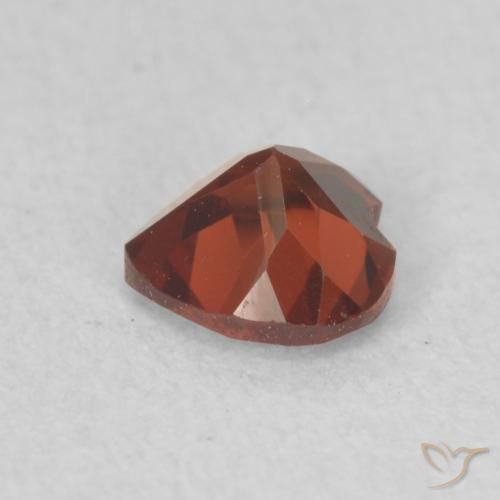 Grenat pyrope Rouge foncé naturelle Cœur, 0.62 ct, VVS