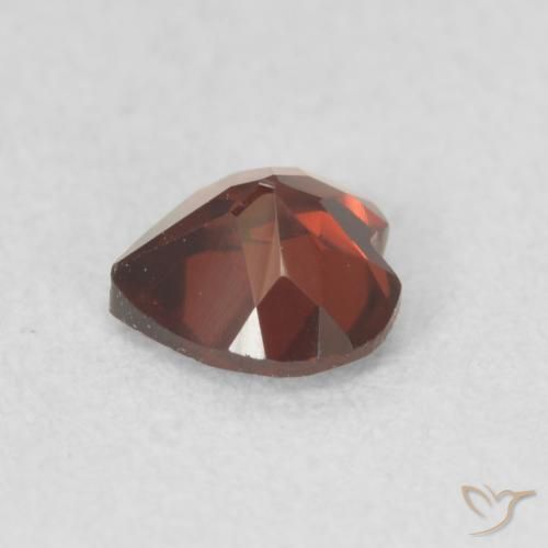 Grenat pyrope Rouge foncé naturelle Cœur, 0.66 ct, VVS