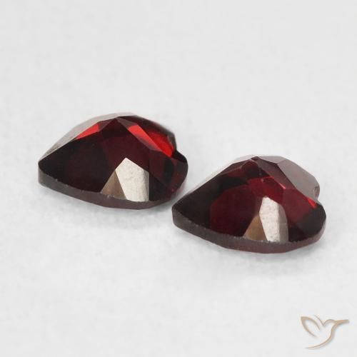Shop natural 0.97ct Rouge sang profond Grenat pyrope gems, Cœur, from États Unis at GemSelect. In stock, global shipping!