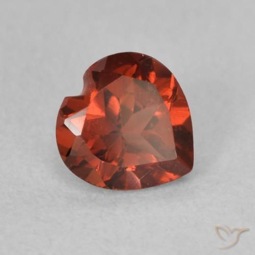 Grenat pyrope Rouge vif naturelle Cœur, 0.57 ct, VVS-VS