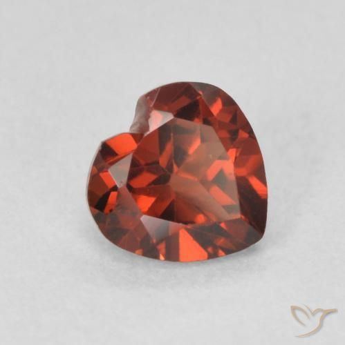 Grenat pyrope Rouge écarlate naturelle Cœur, 0.64 ct, VVS-VS