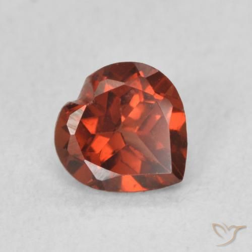 Grenat pyrope Rouge vif naturelle Cœur, 0.61 ct, VS