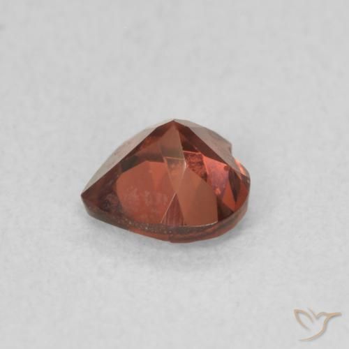 Grenat pyrope Medium Dark-Red naturelle Cœur, 0.57 ct, VS