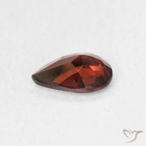 Grenat pyrope Rouge sang profond naturelle En forme de poire, 0.69 ct, VVS-VS