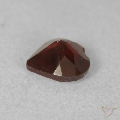 Grenat pyrope Rouge foncé naturelle Cœur, 0.56 ct, VS