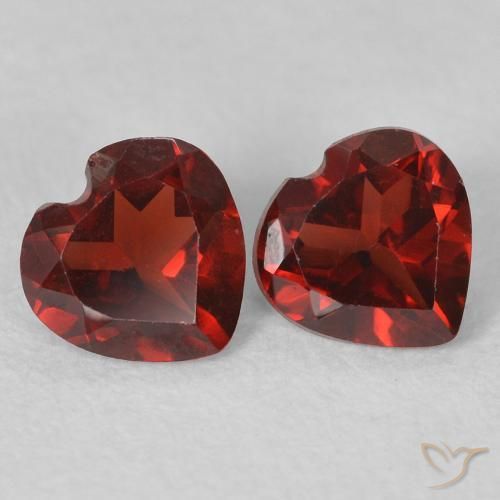 Shop natural 1.02ct Rouge foncé Grenat pyrope gems, Cœur, from Mozambique at GemSelect. In stock, global shipping!