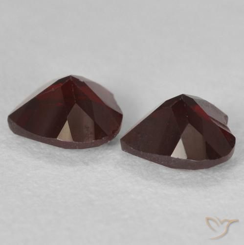 Shop natural 1.10ct Rouge foncé Grenat pyrope gems, Cœur, from Mozambique at GemSelect. In stock, global shipping!