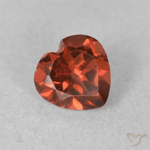 Grenat pyrope Rouge vif naturelle Cœur, 0.59 ct, VVS-VS