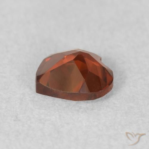 Grenat pyrope Medium Dark-Red naturelle Cœur, 0.55 ct, VVS-VS