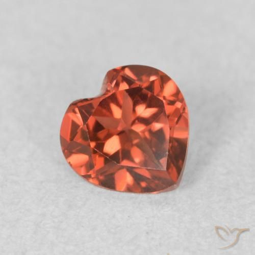 Grenat pyrope Rouge vif naturelle Cœur, 0.57 ct, VVS-VS