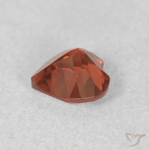 Grenat pyrope Rouge vif naturelle Cœur, 0.57 ct, VVS-VS