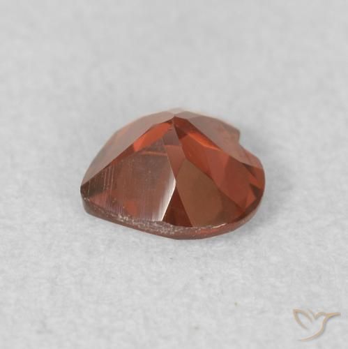 Grenat pyrope Rouge vif naturelle Cœur, 0.54 ct, VVS-VS