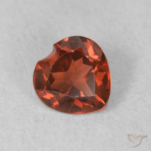 Grenat pyrope Medium Dark-Red naturelle Cœur, 0.61 ct, VVS-VS