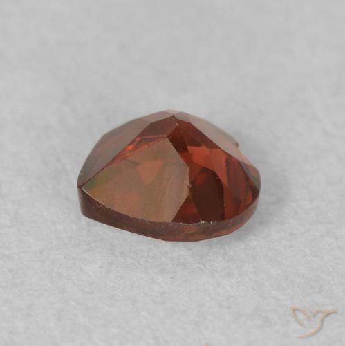 Grenat pyrope Medium Dark-Red naturelle Cœur, 0.61 ct, VVS-VS