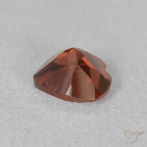 Grenat pyrope Rouge vif naturelle Cœur, 0.57 ct, VVS-VS