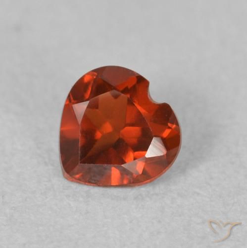 Grenat pyrope Rouge foncé naturelle Cœur, 0.54 ct, VVS-VS