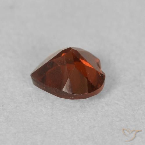 Grenat pyrope Rouge foncé naturelle Cœur, 0.54 ct, VVS-VS