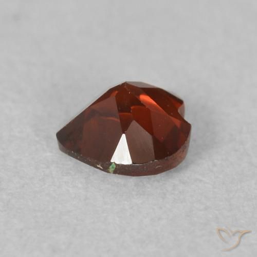 Grenat pyrope Rouge vif naturelle Cœur, 0.60 ct, VVS-VS
