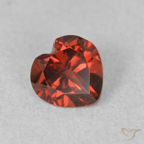 Grenat pyrope Rouge groseille naturelle Cœur, 0.64 ct, VVS-VS