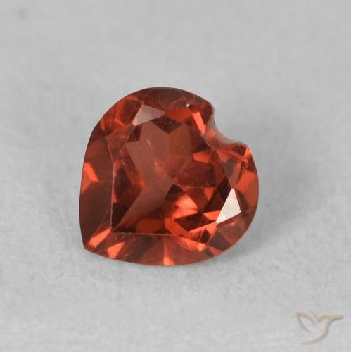Grenat pyrope Rouge groseille naturelle Cœur, 0.56 ct, VVS-VS