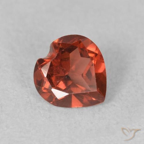 Grenat pyrope Rouge groseille naturelle Cœur, 0.56 ct, VVS-VS