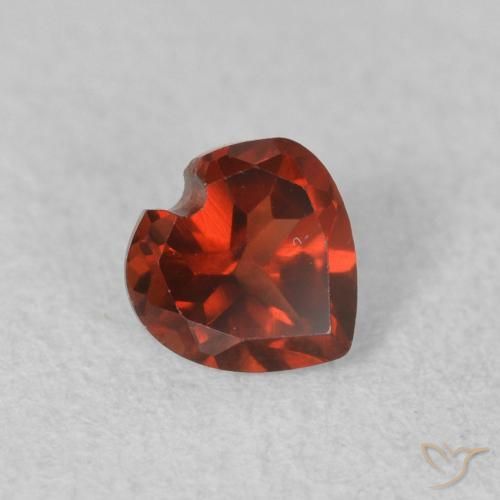 Grenat pyrope Rouge groseille naturelle Cœur, 0.57 ct, VS