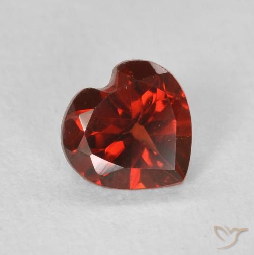 Grenat pyrope Rouge vif naturelle Cœur, 0.54 ct, VS