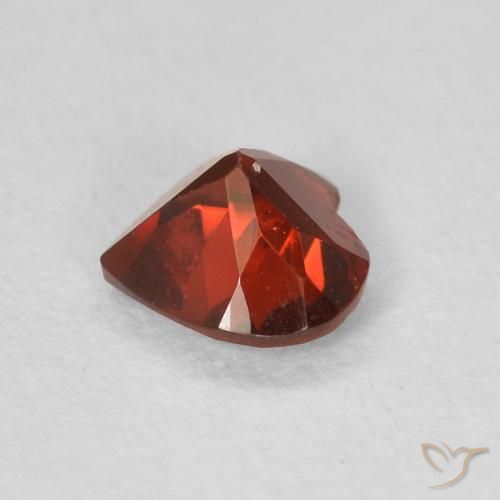 Grenat pyrope Rouge vif naturelle Cœur, 0.54 ct, VS
