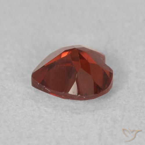 Grenat pyrope Rouge vif naturelle Cœur, 0.61 ct, VS