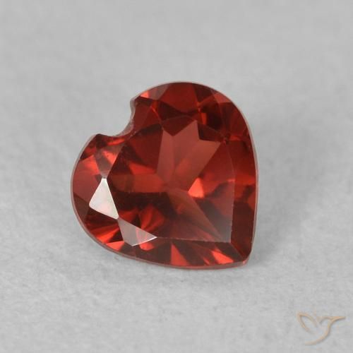Grenat pyrope Rouge groseille naturelle Cœur, 0.52 ct, VVS-VS