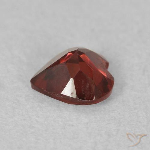 Grenat pyrope Rouge groseille naturelle Cœur, 0.52 ct, VVS-VS