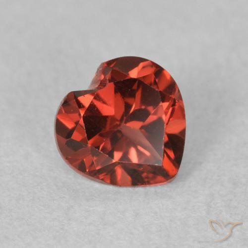 Grenat pyrope Rouge groseille naturelle Cœur, 0.62 ct, VVS-VS