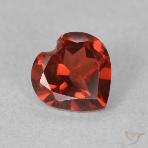 Grenat pyrope Rouge vif naturelle Cœur, 0.64 ct, VVS-VS
