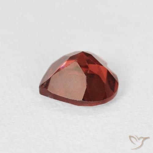 Grenat pyrope Rouge vif naturelle Cœur, 0.56 ct, VS