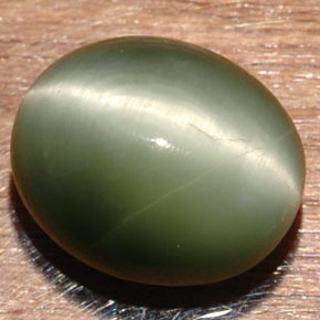 Quartz cat's eye vert naturelle coupe ovale, 7,32 ct, opaque