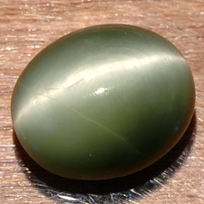 Quartz cat's eye vert naturelle coupe ovale, 7,32 ct, opaque