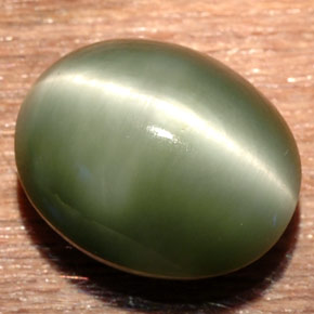 Quartz œil de chat vert naturelle coupe ovale, 7,54 ct, opaque