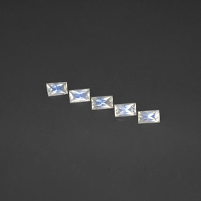 Achetez naturel ct Bleu blanc Pierre de lune arc-en-ciel gems, Baquette, En provenance Inde chez GemSelect. En stock, livraison internationale!